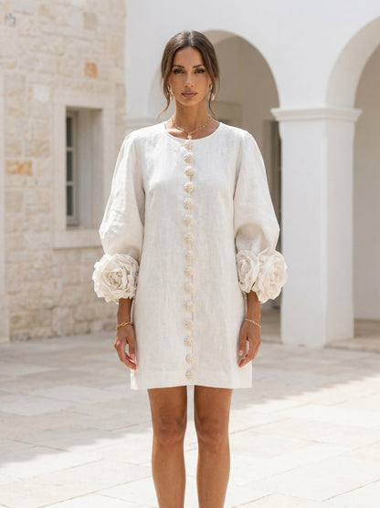 Robe Capucine en lin, détail des manches ballon et de la fleur en tissu