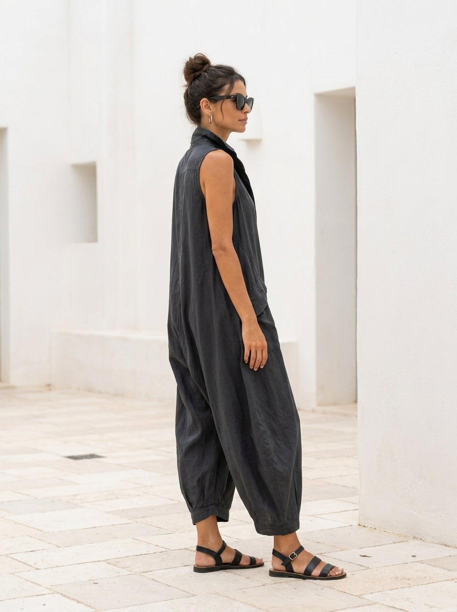 Femme portant la combinaison utilitaire Margaux anthracite