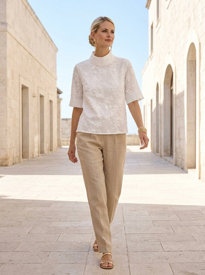 Détail de la broderie florale ton sur ton de la blouse Victoire