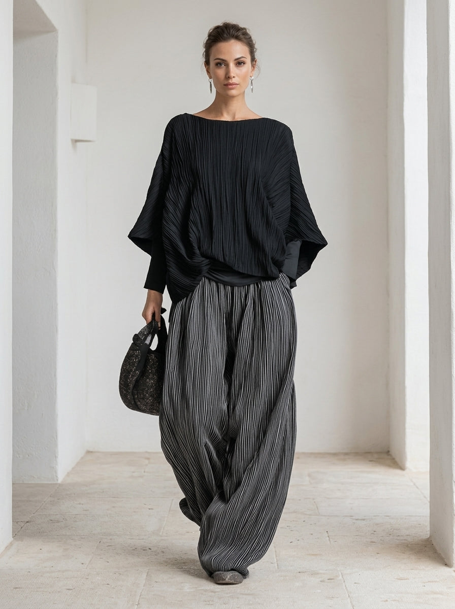 Ensemble Solène noir en tissu plissé : haut chauve-souris et pantalon large, vue de face