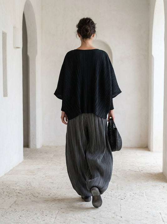 Femme portant l'ensemble Solène plissé noir