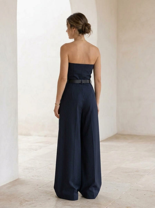 Femme portant l'ensemble Delphine avec la veste longue ouverte