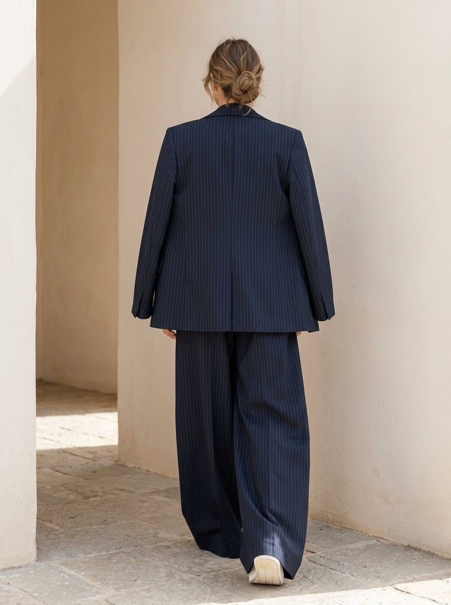 Détail du bustier structuré et du pantalon à pinces de l'ensemble Delphine