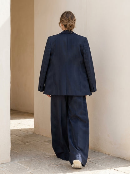 Détail du bustier structuré et du pantalon à pinces de l'ensemble Delphine