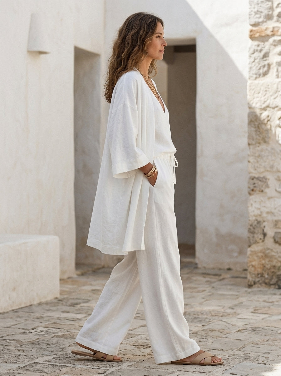 Femme portant l'ensemble Joséphine avec le gilet long ouvert