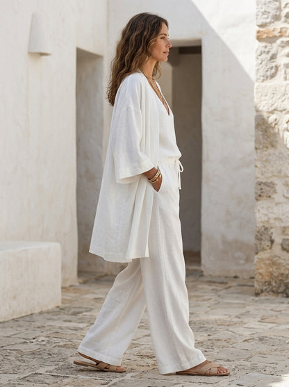 Femme portant l'ensemble Joséphine avec le gilet long ouvert